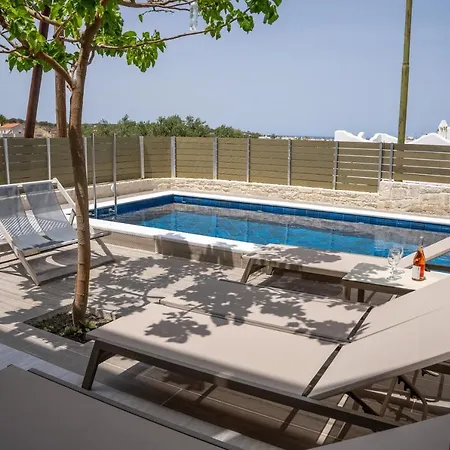 Villa Thomas House - Private Pool - Sleeps 6 *