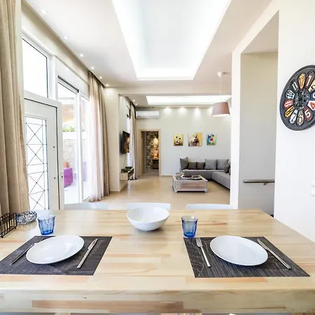 Thomas House - Private Pool - Sleeps 6 * הרסוניסוס